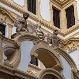 Altri dalle forme mistilinee sono ornati da sette busti classicheggianti del marmista Carlo Tucci, collaboratore dell'architetto Vaccaro, e da due sculture di putti